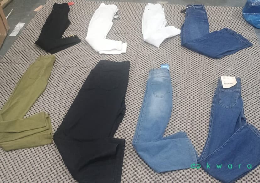 Aprox. 12 Calças Jeans Femininas diversas - Saldo A -  KO5135 - foto 1