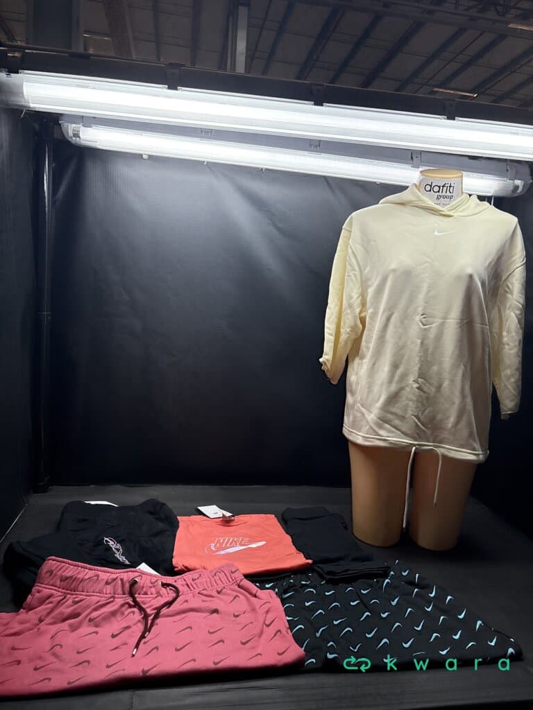 Aprox. 73 Itens - Roupas Nike Sportswear (Produtos Novos e de Estoque) - VEN OBS VES 001 - foto 1