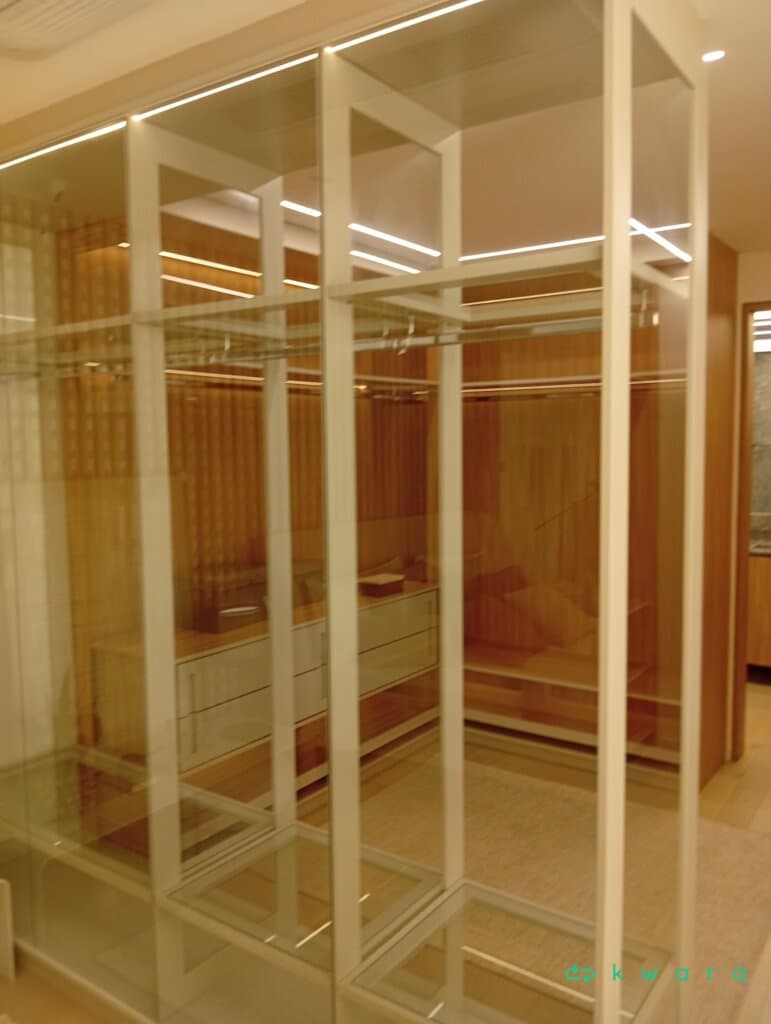 Closet em U com 9 prateleiras e 4 gavetas - foto 2