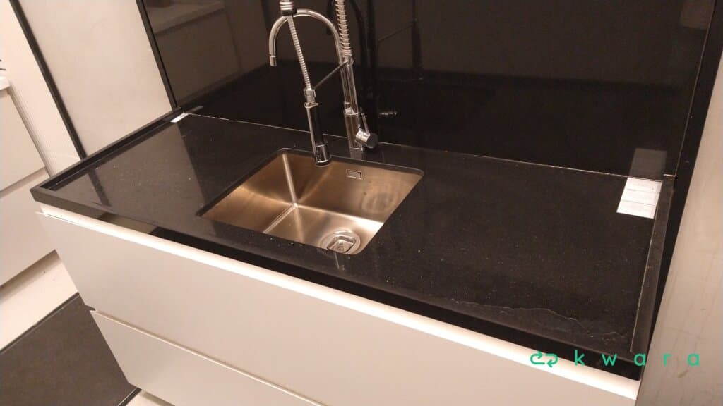 Pedra com Cuba de Inox, Torneira e Armário com 2 Portas - foto 2