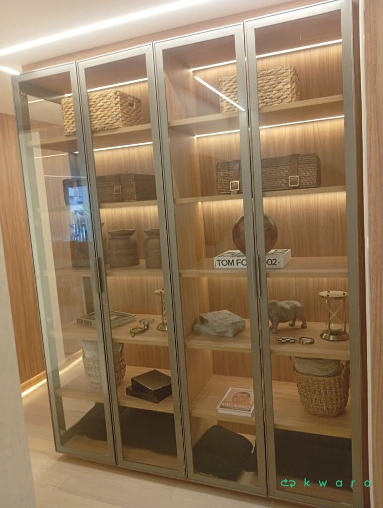 Armário com 4 portas de vidro e 10 prateleiras internas - foto 1