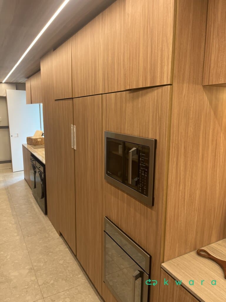 Armário completo, pedra com cuba esculpida, 2 torneiras Deca, gabinetes, espaços para eletrodomésticos, banco lateral com encostos e futon - foto 3