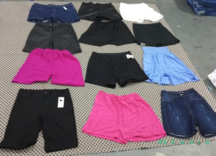 Aprox. 20 Shorts Femininos diversos  - saldo a - KO4228 - foto 1