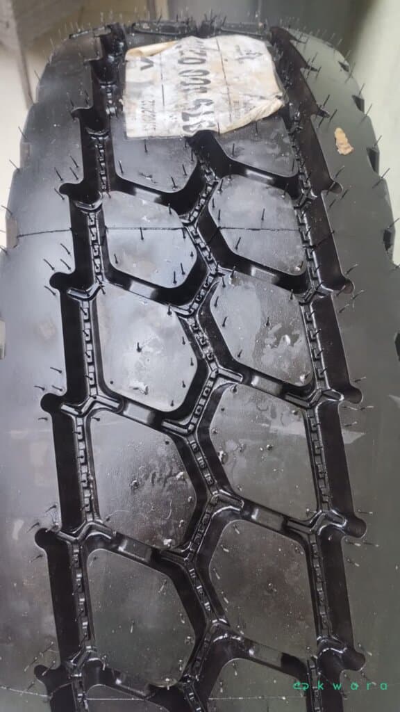 2 Pneus Pirelli Aro 17.5 com Rodas de Ferro ( Novos sem uso ) - foto 2