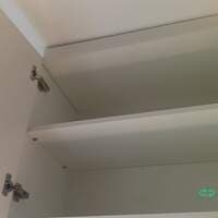 Armário suspenso com 4 portas, bancada de pedra, cuba inox, torneira, armário com 2 portas e acabamento para Lavadora (Não inclui utensílios e eletros) - foto 5