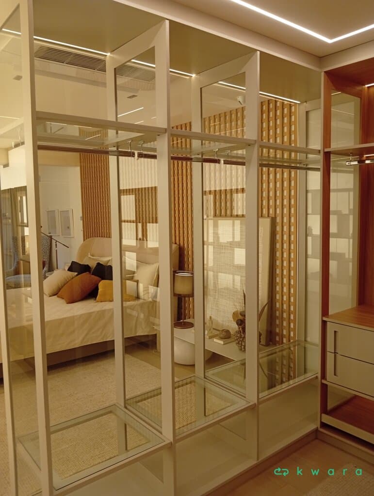 Closet em U com 9 prateleiras e 4 gavetas - foto 3