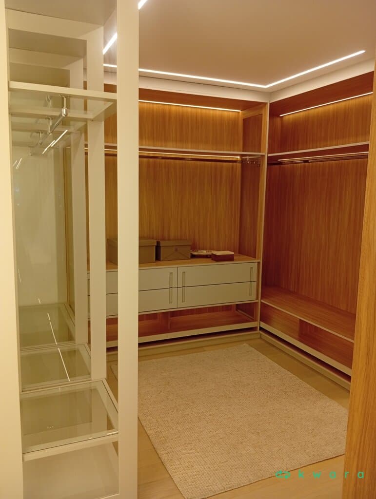 Closet em U com 9 prateleiras e 4 gavetas - foto 1