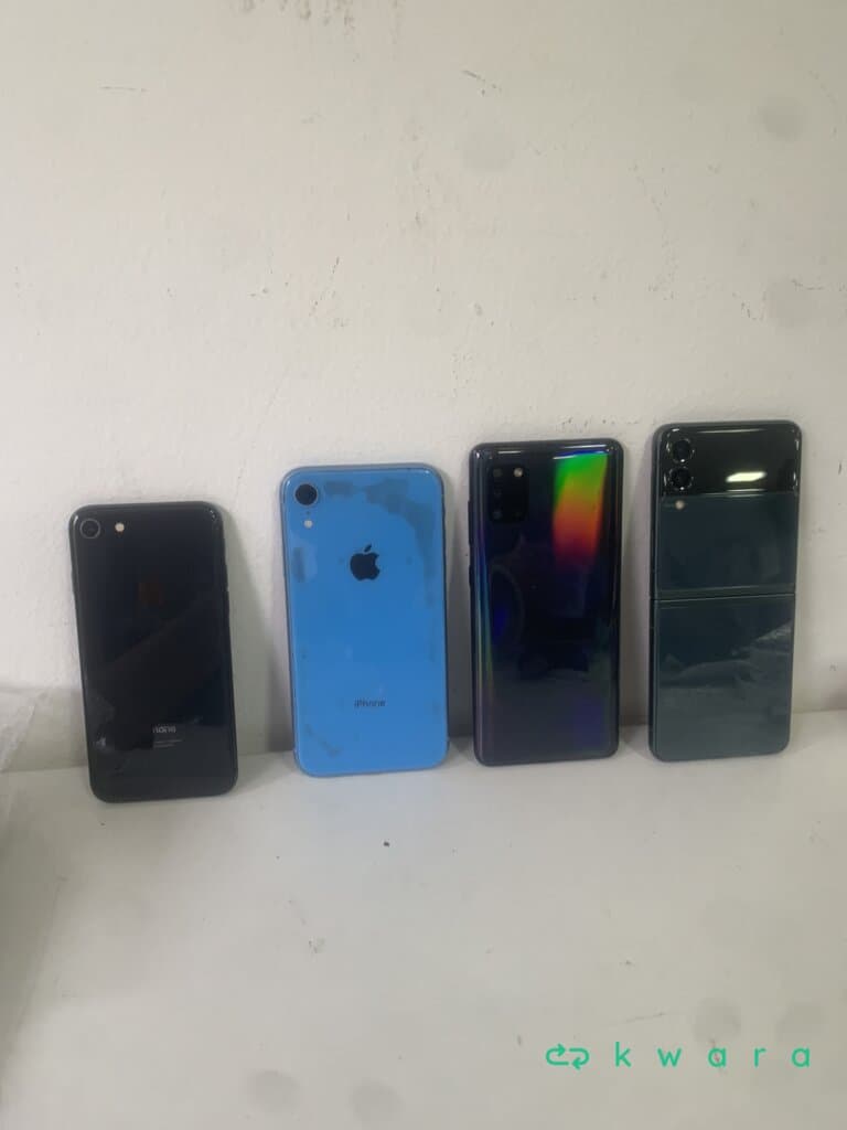4 Celulares diversos - 2 Samsung e 2 Iphone - foto 1