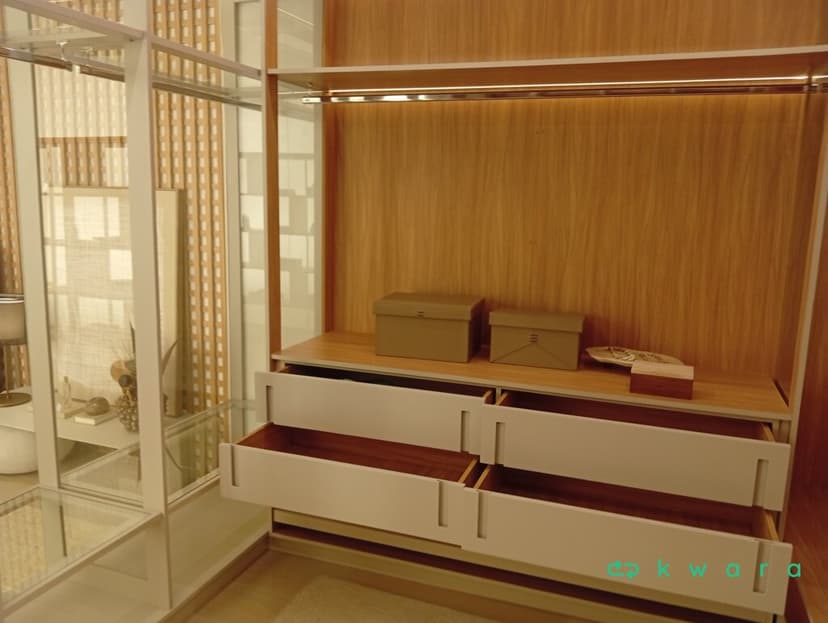 Closet em U com 9 prateleiras e 4 gavetas - foto 6