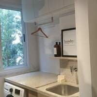 Armário suspenso com 4 portas, bancada de pedra, cuba inox, torneira, armário com 2 portas e acabamento para Lavadora (Não inclui utensílios e eletros) - foto 4
