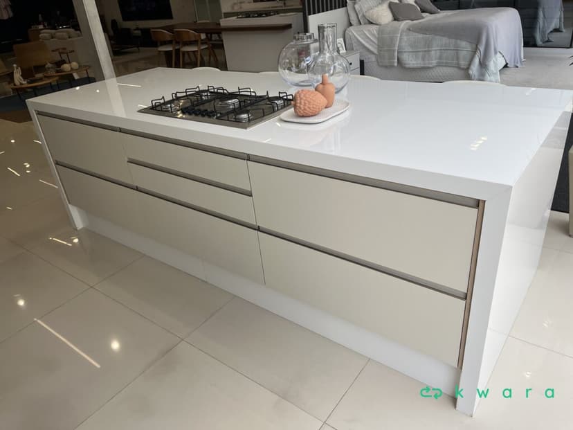 Balcão ilha em pedra com espaço para cooktop e gabinete com 7 gavetas (Não inclui eletros, decoração e banquetas) - foto 1