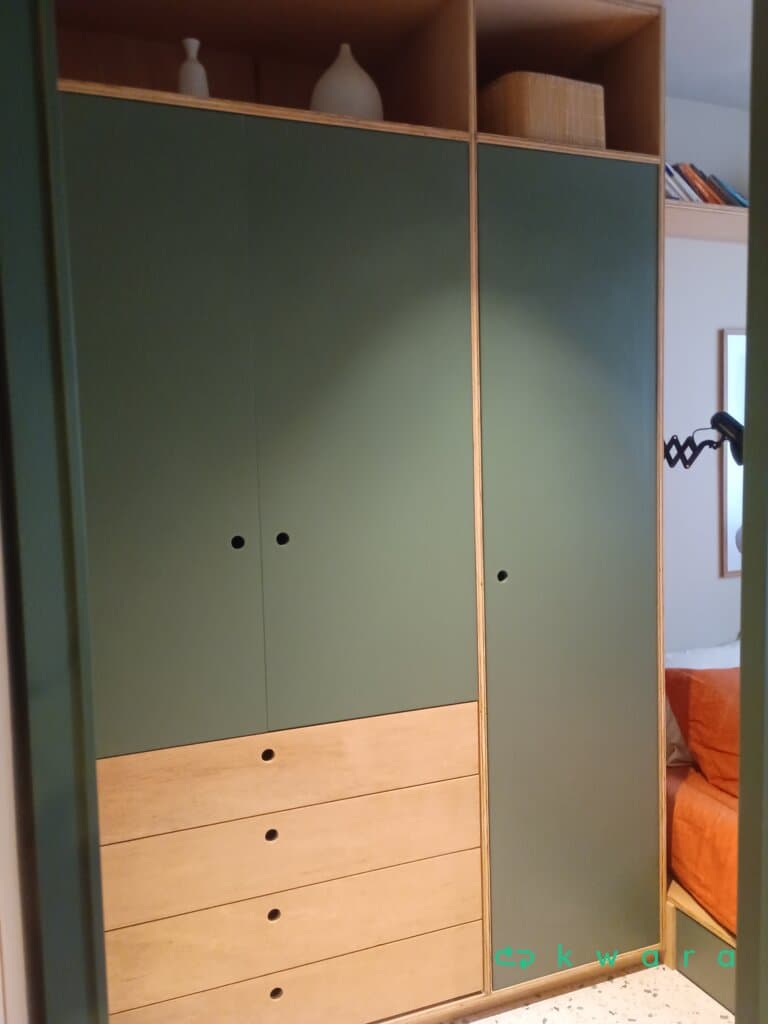 Armário com 3 portas, 4 gavetas, base de cama com colchão, módulo de madeira com escrivaninha e armário suspenso com 2 portas - foto 1