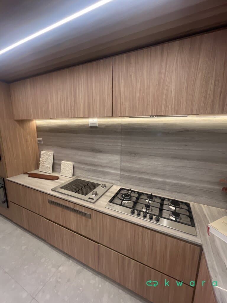 Armário completo, pedra com cuba esculpida, 2 torneiras Deca, gabinetes, espaços para eletrodomésticos, banco lateral com encostos e futon - foto 4