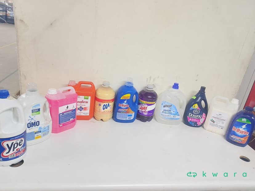 Aprox. 100 itens: Produtos de Limpeza diversos, Banheira de Bebê, Cadeira de Escritório, Rack, Mesa - foto 1