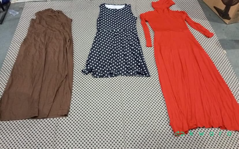 Aprox. 10 Vestidos diversos  - saldo a - KO4235 - foto 1