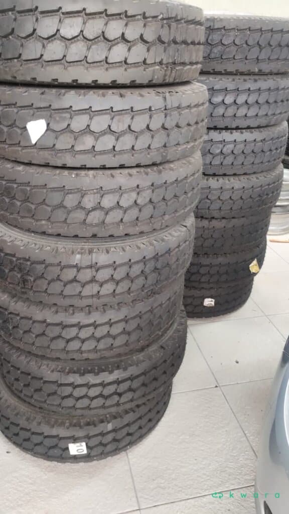 2 Pneus Pirelli Aro 17.5 com Rodas de Ferro ( Novos sem uso ) - foto 4