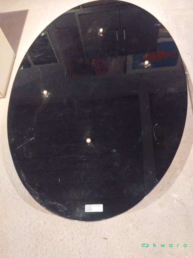 Mesa de centro Breton base equilíbrio Fernanda Queiroga com tampo oval preto laqueado - foto 2