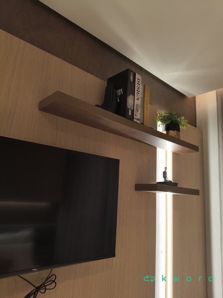 Painel para televisor com 2 prateleiras (Não inclui decoração e TV) - foto 2