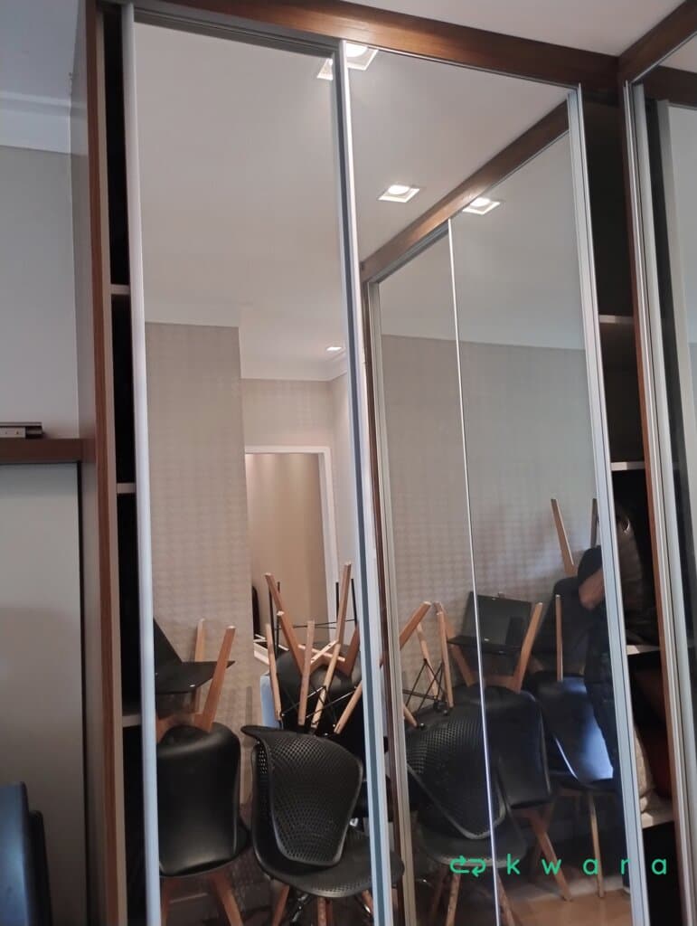 Armário com 4 Portas de Correr Espelhadas e Painel - foto 2