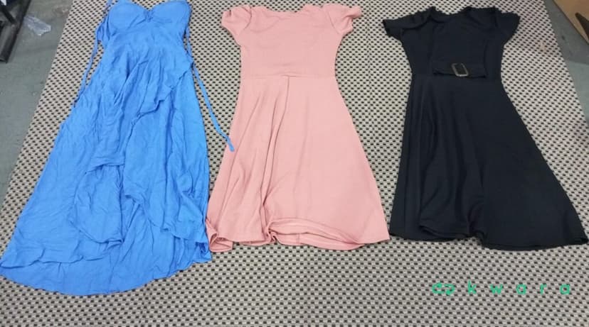 Aprox. 10 Vestidos diversos  - saldo a - KO4235 - foto 2