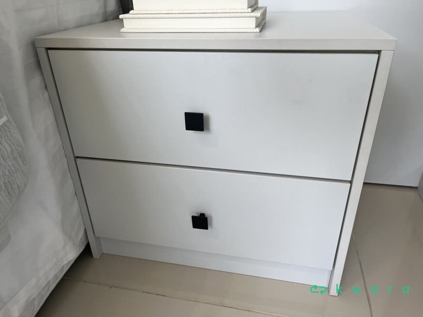 Mesa de cabeceira com 2 gavetas (Não inclui decoração) - foto 1