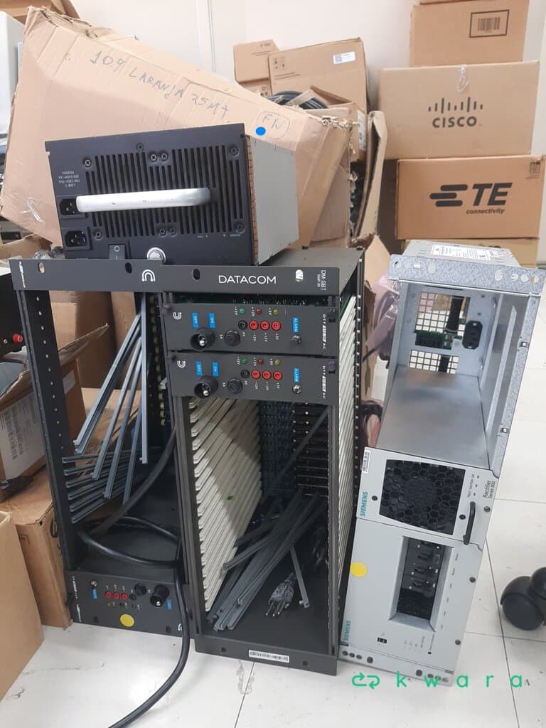 Caixa de Som Amplificada, 32 Aparelhos de Celular Diversos, Receptor Microfone, Etiquetadora Brady, Codin Controle de Acesso, Trendnet Tk-Ex2, Kvm e Testador - foto 3