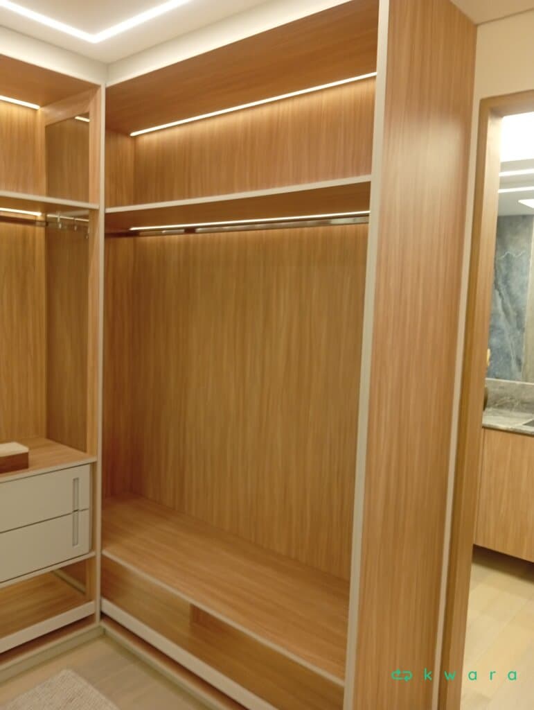 Closet em U com 9 prateleiras e 4 gavetas - foto 5