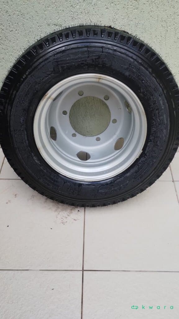 10 Pneus Pirelli Aro 17.5 com Rodas de Ferro ( Novos sem uso ) - foto 3
