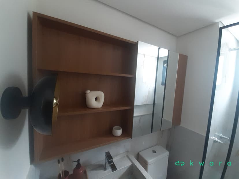 Painel de Banheiro com Prateleiras e Espelho - foto 1
