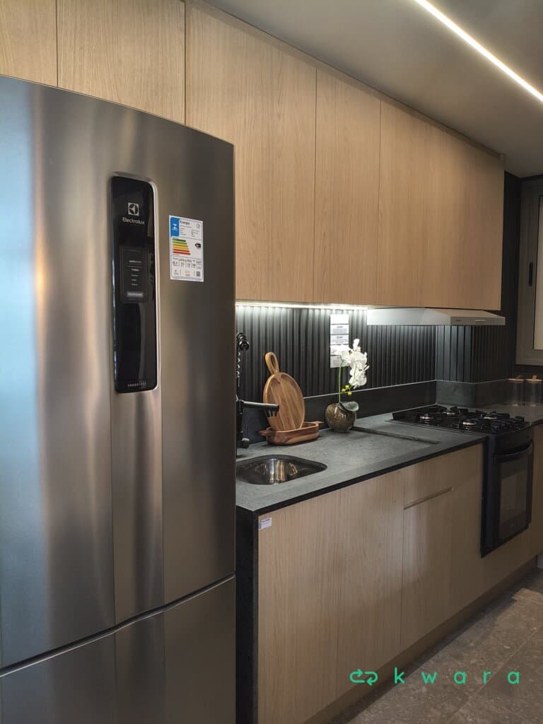 Armário suspenso com 7 portas falsas, pedra com cuba inox, recorte para eletro, gabinete com recortes para eletros, 4 portas falsas, gaveta falsa e 2 torneiras (Não inclui decorações) - foto 1