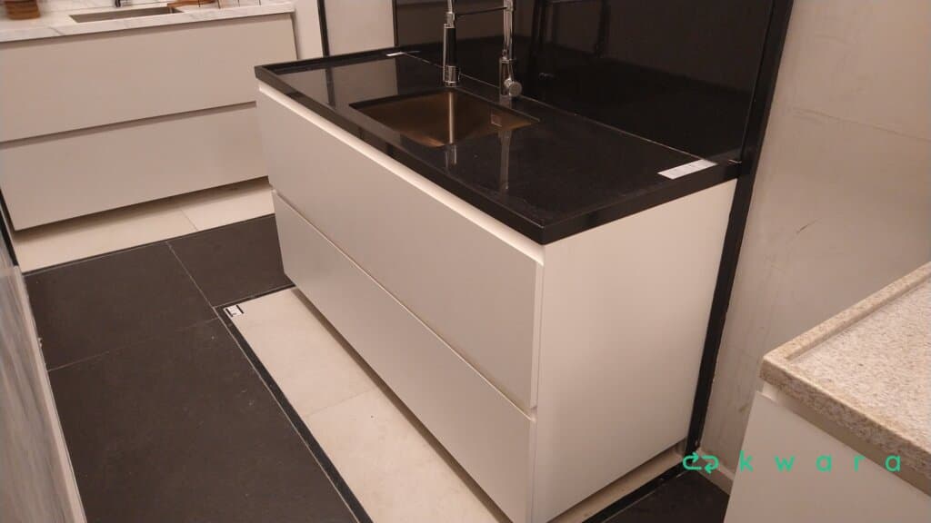 Pedra com Cuba de Inox, Torneira e Armário com 2 Portas - foto 1
