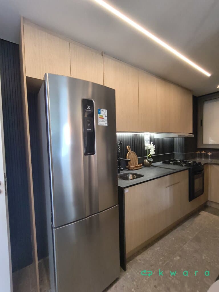 Armário suspenso com 7 portas falsas, pedra com cuba inox, recorte para eletro, gabinete com recortes para eletros, 4 portas falsas, gaveta falsa e 2 torneiras (Não inclui decorações) - foto 2