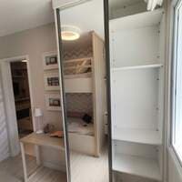 Armário com 2 portas de correr e escrivaninha (não inclui itens de decoração) - foto 2