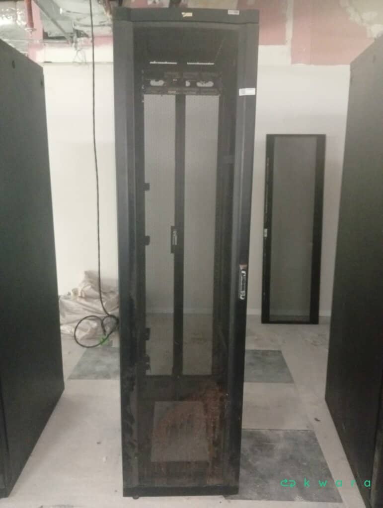 Rack Apc Para Servidor E Telefonia - foto 1