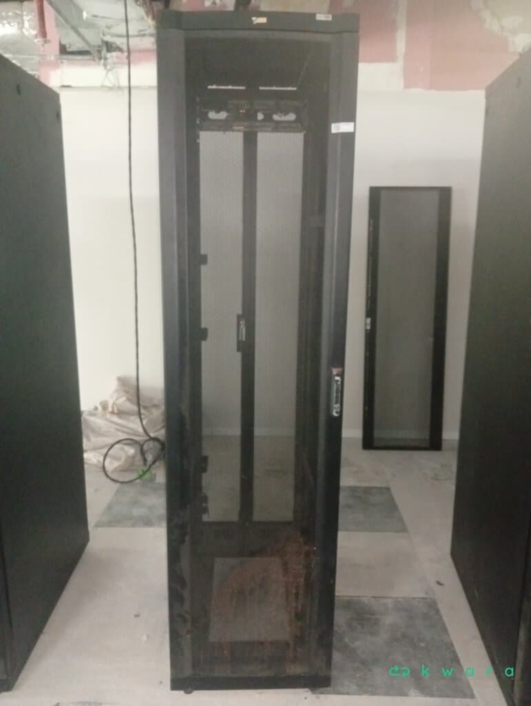 Rack Apc Para Servidor E Telefonia - foto 1