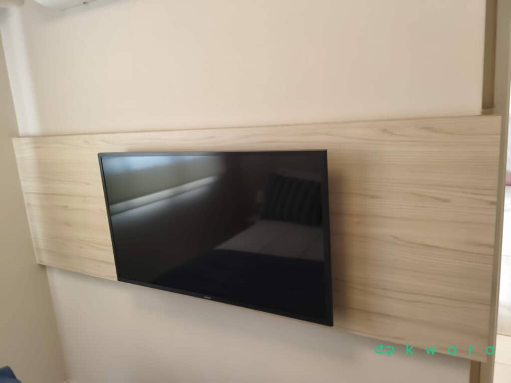 Painel de madeira em L (não inclui televisor) - foto 1
