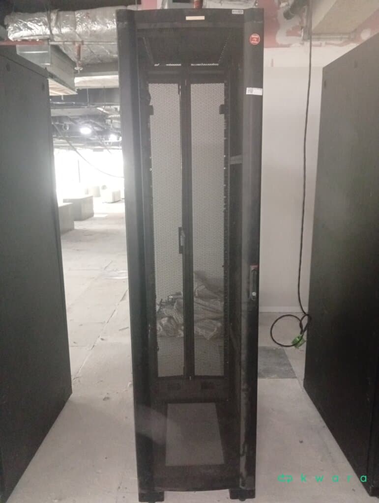 Rack Apc Para Servidor E Telefonia - foto 1