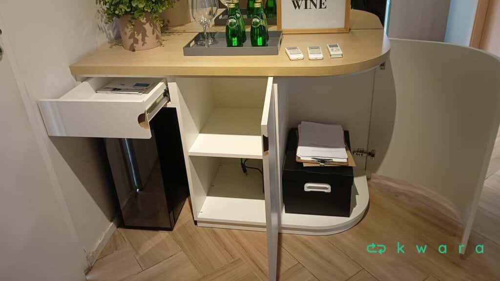 Buffet aparador, cristaleira com 2 portas vidro, 4 portas gaveta, nicho, prateleira e espelho (não inclui decoração e eletro) - foto 3