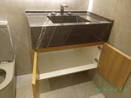 Pedra com cuba esculpida, 2 acabamentos para misturadores e gabinete com 2 portas (não inclui torneira) - foto 3