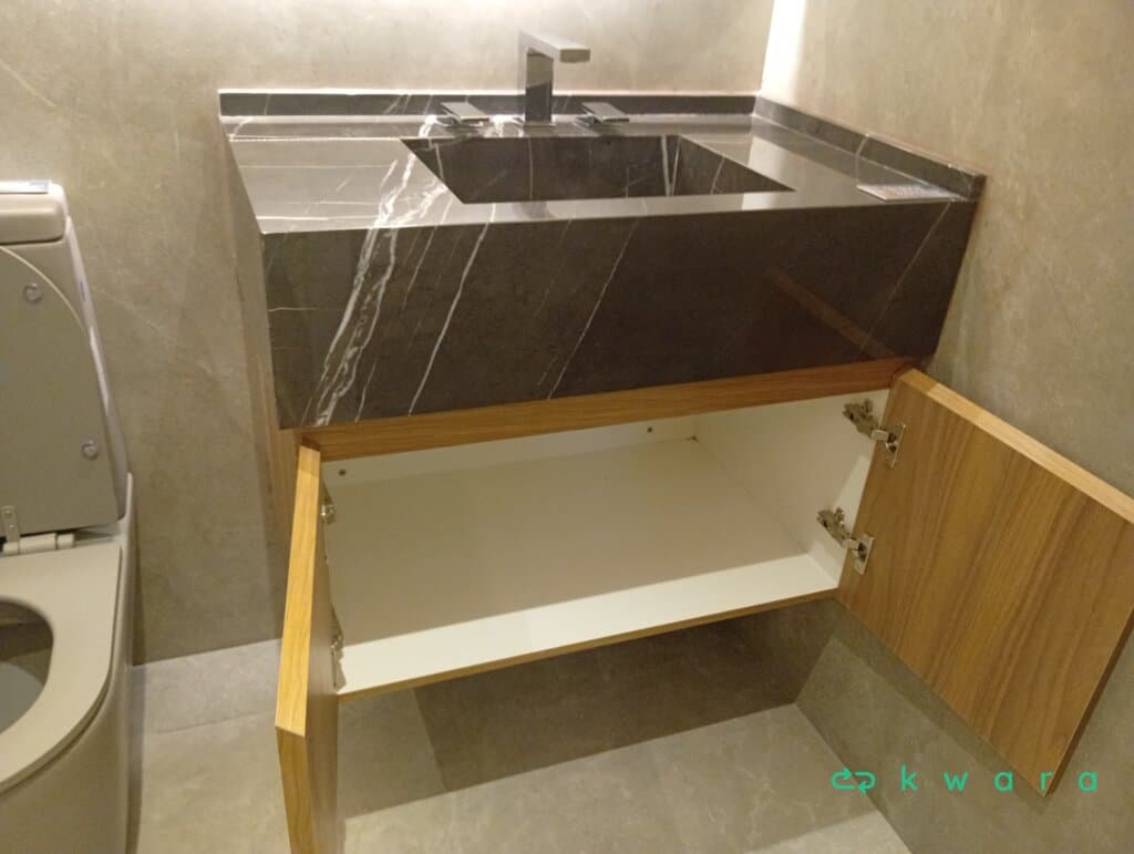 Pedra com cuba esculpida, 2 acabamentos para misturadores e gabinete com 2 portas (não inclui torneira) - foto 3