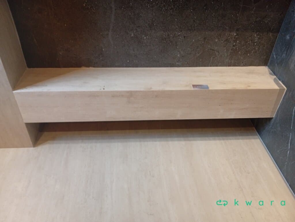 Pedra com 2 cubas esculpidas, gabinete com portas falsas e banco em pedra (não inclui decoração e torneiras) - foto 3