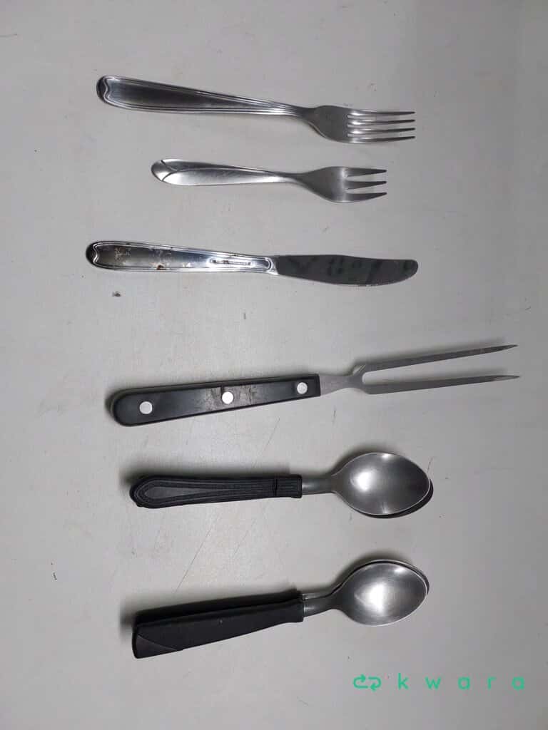 Aprox. 56 peças: Escorredor de pratos, utensílios de cozinha e talheres diversos - foto 5