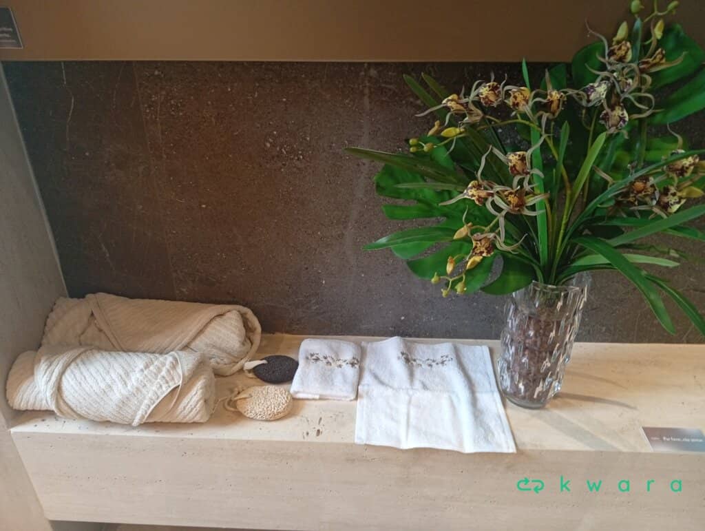 4 Toalhas, 2 pedras de esfregar e vaso - foto 1