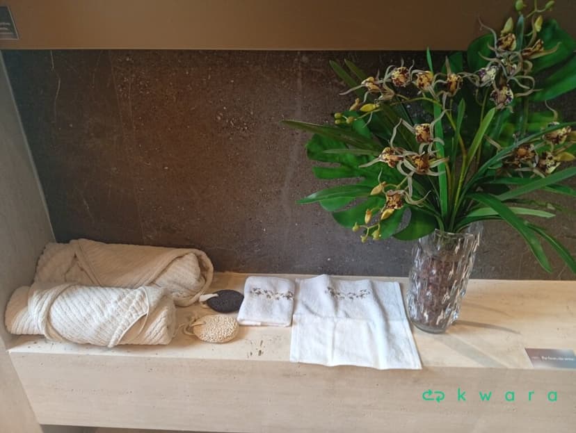 4 Toalhas, 2 pedras de esfregar e vaso - foto 1