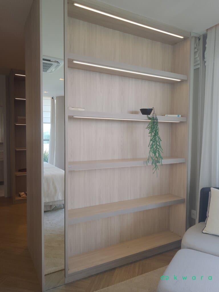 Closet com 10 nichos, 4 prateleiras, móvel em madeira e 5 prateleiras - foto 4