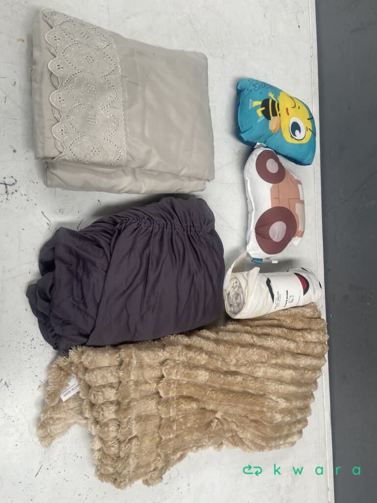 Aprox. 300 Itens - Livros, calças jeans, blusas de frio, salto alto com brilho, tênis, camisetas unissex, roupas íntimas e outros itens - foto 4