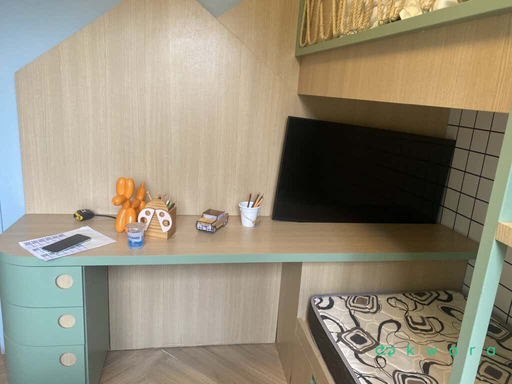 Beliche de madeira com 3 gavetas embutidos, escada, escrivaninha com 3 gavetas laterais e painel (não inclui colchão, utensílios, jogo de cama e TV) - foto 3