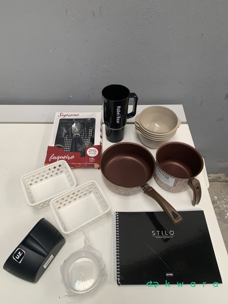 Aprox. 250 itens diversos: vestuário, calçados, utensílios para cozinha e itens de decoração - foto 4