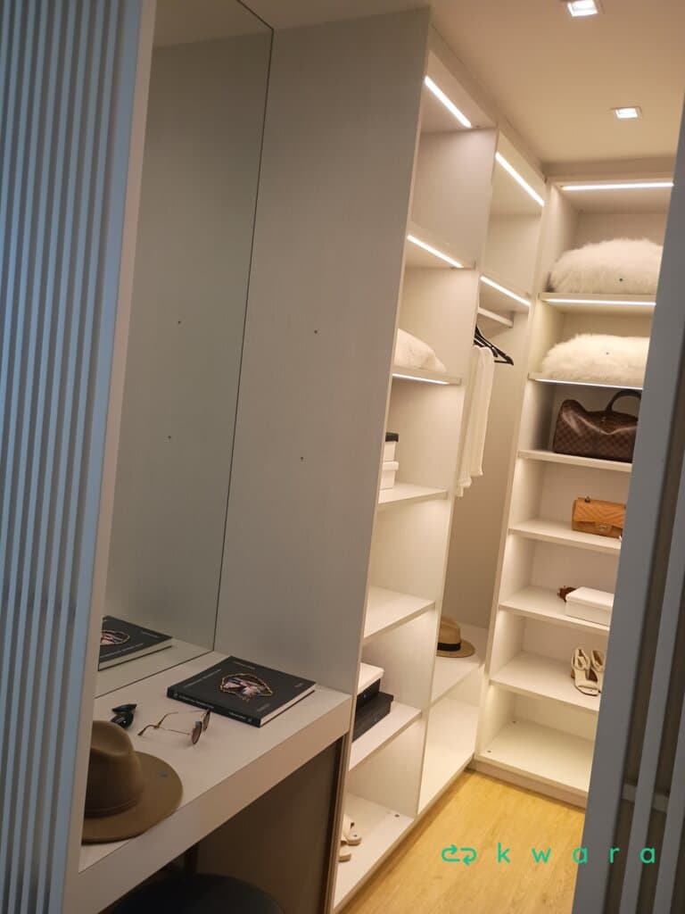 Closet com 4 gavetas, 16 prateleiras e escrivaninha - foto 3
