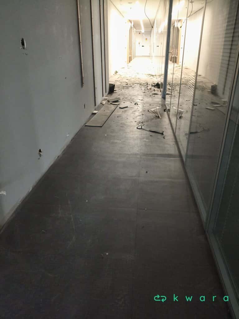 Aprox. 500 placas de piso vinílico - foto 3